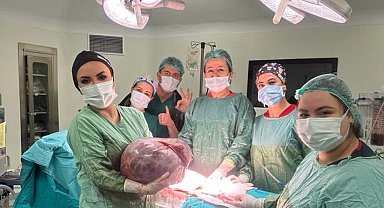Karın şişkinliği şikayetiyle gittiği hastanede karnından 20 kiloluk kitle çıktı
