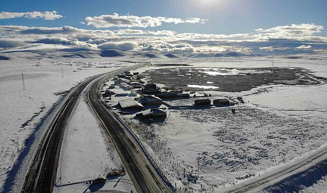 Kars beyaza büründü, vatandaşlar kartopu oynadı