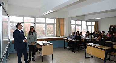 Kars Valisi Polat okul ziyaretlerini sürdürüyor