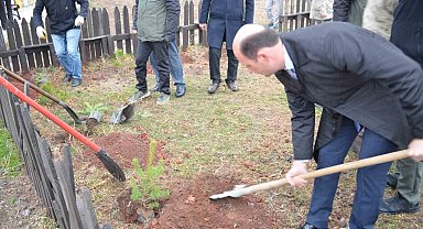 Kars'ta 52 fidan toprakla buluştu