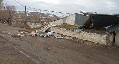 Kars'ta rüzgar çatıları uçurdu