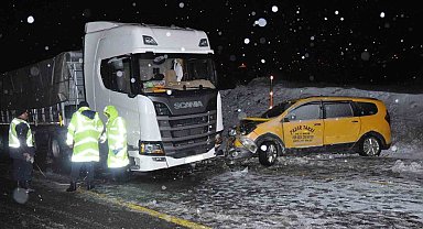 Kars'ta tır ile taksi çarpıştı: 1 ölü, 3 yaralı