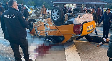 Karşı şeride uçup otomobille kafa kaya çarpıştı: 1 ölü, 4 yaralı