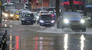 Kartal'da şiddetli yağış sonrası caddeleri su bastı