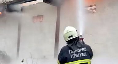 Kastamonu'da 2 katlı ahşap ev alev alev yandı