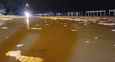 Kastamonu'da deniz kara ile birleşti, yol su altında kaldı