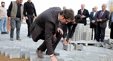 Kaymakam Karaloğlu parke taşı döşeyip asfalt makinesini kullandı