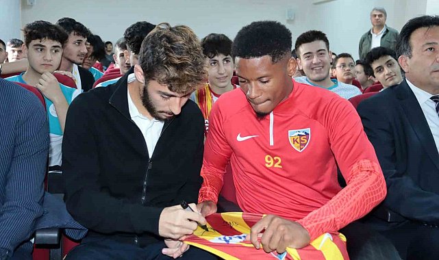 Kayserisporlu futbolcular, öğrencilerle buluştu