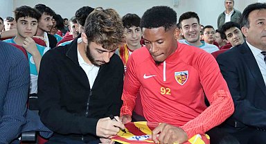 Kayserisporlu futbolcular, öğrencilerle buluştu