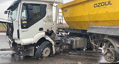 Kaza yapan kamyona çarpmamak için yavaşlayan araca, başka bir araç çarptı