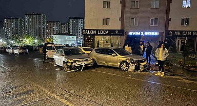 Kazaya karışan otomobil park halindeki 3 otomobile çarptı