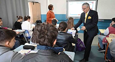Kemer'de, öğrencilere ücretsiz LGS soru bankası dağıtıldı