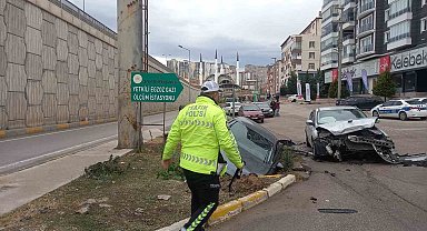 Kırıkkale'de iki otomobil çarpıştı: 3 yaralı