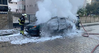 Kırklareli'de park halindeki otomobil alev aldı