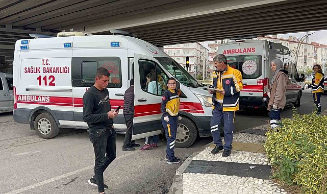 Kırmızı ışık ihlali yapan tır otomobile çarptı: 2 yaralı