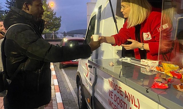 Kızılay ders çalışan öğrencilere sıcak çay ve kek ikramı yaptı