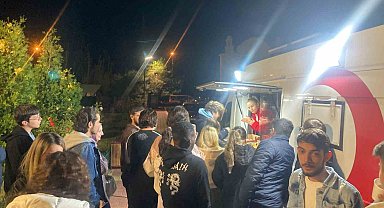Kızılay'dan öğrencilere soğuk havada salep ikramı