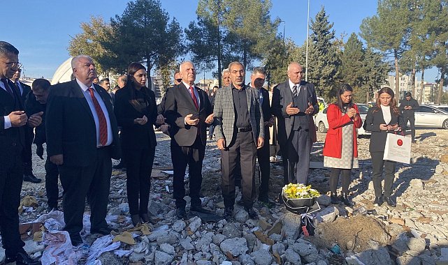 KKTC Meclis Başkanı Töre, otel enkazına karanfiller bırakıp dua etti