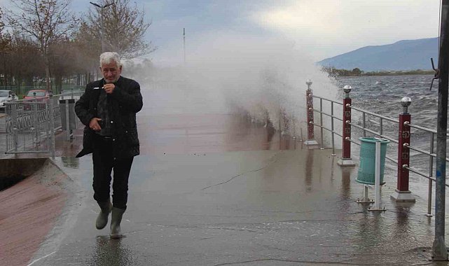 Kocaeli'de fırtına: 7 balıkçı teknesi battı
