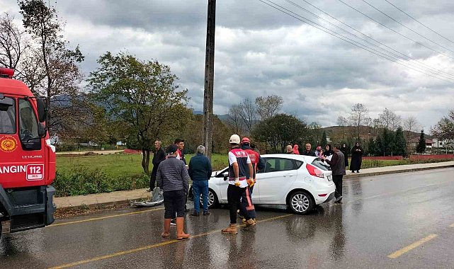 Kontrolden çıkan otomobil beton direğe çarptı: 6 yaralı