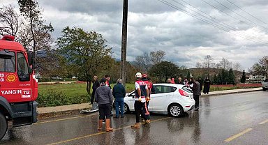 Kontrolden çıkan otomobil beton direğe çarptı: 6 yaralı