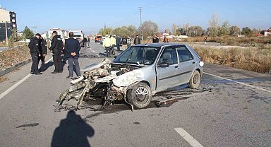 Kontrolden çıkan otomobil karşı şeritteki otomobille çarpıştı