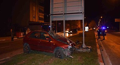Kontrolden çıkan otomobil yön levhasına çarptı: 4 yaralı