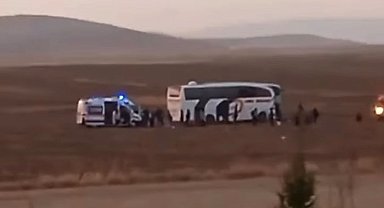 Konya'da yolcu otobüsü traktöre çarptı: 8 yaralı