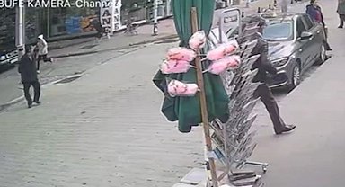 Köpek tarafından kovalanan çocuk az kalsın yoldan geçen arabanın altında kalıyordu