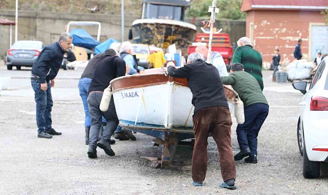 Korkutan fırtına öncesi tekneleri karadan yürüttüler