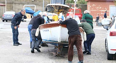 Korkutan fırtına öncesi tekneleri karadan yürüttüler