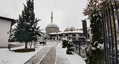 Kosova'da kar yağışı kartpostallık görüntüler oluşturdu