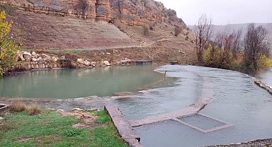 Kuraklık nedeniyle suyu çekilen havuzlar şiddetli yağışlarla birlikte doldu