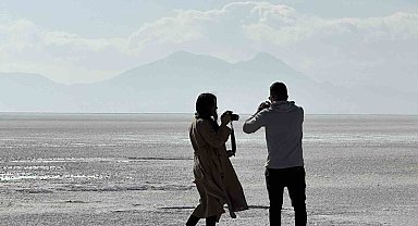 Küresel ısınmadan dolayı kurumaya yüz tutan Urmiye Gölü'nde yürüdüler
