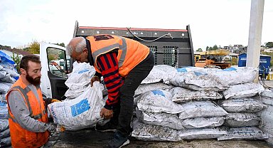Kuşadası Belediyesi'nden ihtiyaç sahibi ailelere yakacak yardımı