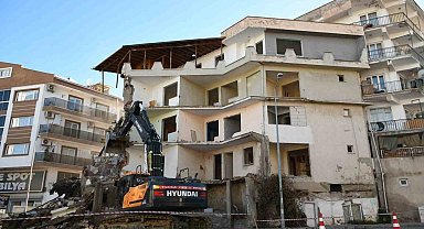 Kuşadası'nda hasarlı ve dayanıksız yapılar yıkılıyor