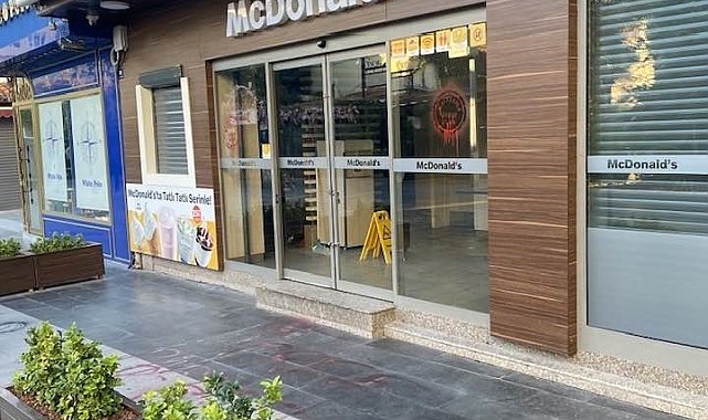 Kuşadası'nda İsrail'i sprey boyalarla protesto ettiler