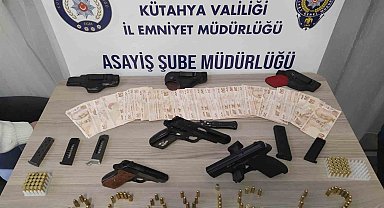 Kütahya'da bir evde 1'i kurusıkı 3 tabanca ele geçirildi