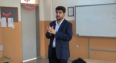 Kütahya'da görme engelli öğretmen, öğrencilere tarihi sevdiriyor