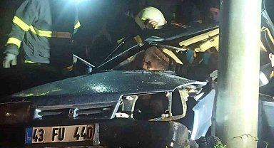 Kütahya'da otomobil direğe çarptı: 3 yaralı