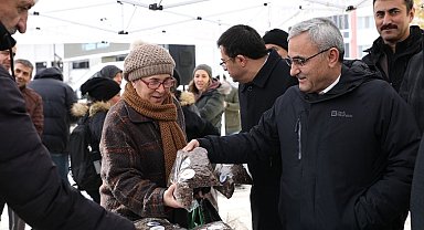 Kütahya'da sokak hayvanları için mama dağıtıldı