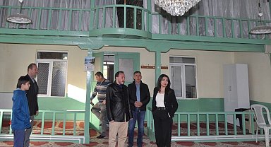 Laçin Kaymakamı Şimşek, köy camisinde incelemelerde bulundu