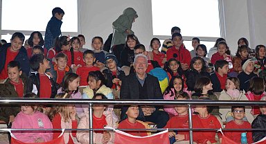 Lapseki'de 'Alice Harikalar Diyarında' tiyatro gösterisi beğeni topladı
