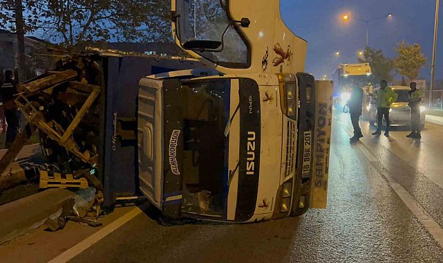 Lastiği patlayan kamyonet devrildi