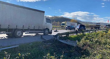 Lastiği patlayan otomobil bariyerlere çarptı