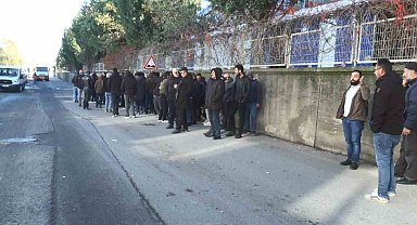 Maaşlarını alamayan işçiler fabrikayı bastı