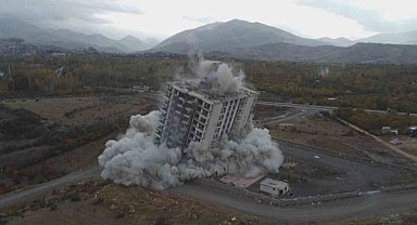 Malatya'da 16 katlı ağır hasarlı bina patlayıcıyla yıkıldı