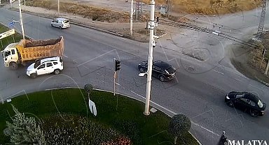 Malatya'da trafik kazaları kameraya yansıdı