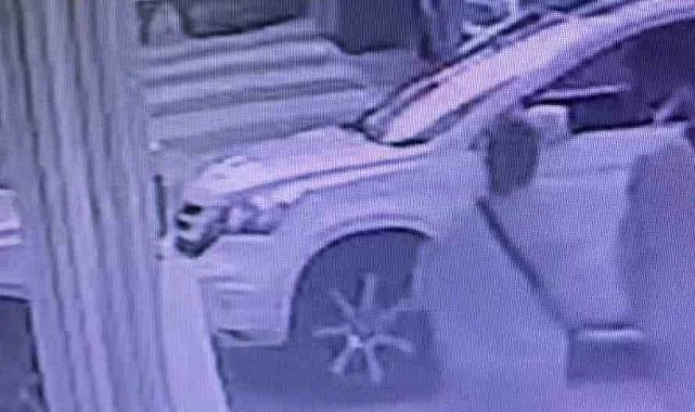 Maltepe'de kilolarca ağırlıktaki su deposu otomobilin üzerine böyle devrildi