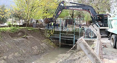 Manisa'da dere yatakları ve sulama kanalları temizleniyor